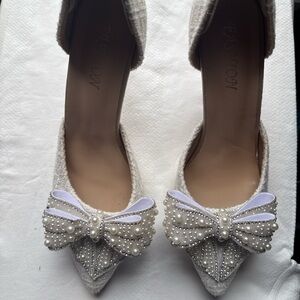 Elegant Cream Bow-Embellished Women's Shoes